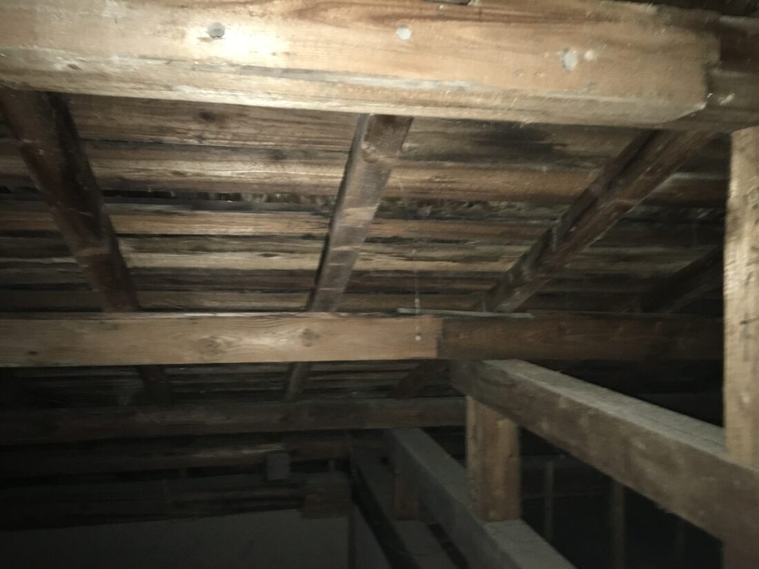 【新潟市で雨漏り修理】劣化した瓦と屋根裏のシミを徹底点検｜経年劣化による屋根修理事例